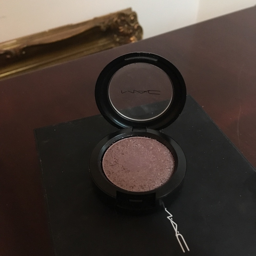 MAC Moth Pressed Pigment